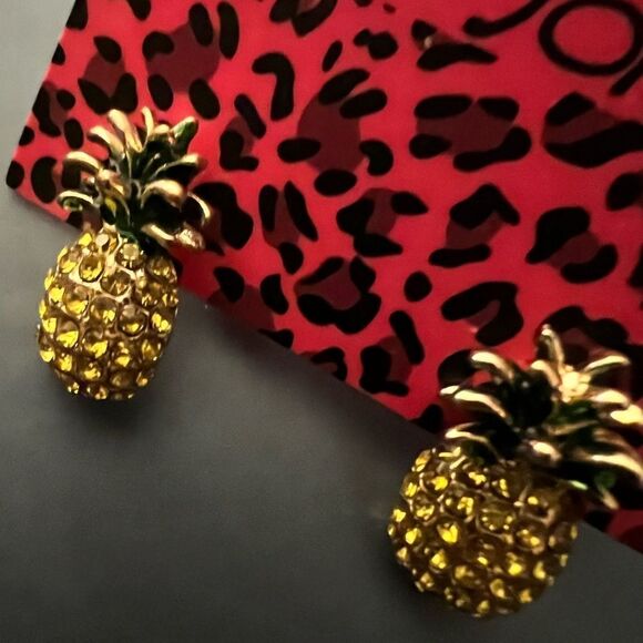 🍍 Betsey Johnson sparkling pineapple studs 🍍 - Picture 1 of 3